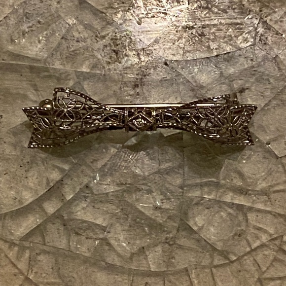 Antique Art Deco White Gold pin with diamond and filigree lattice work - Picture 4 of 8